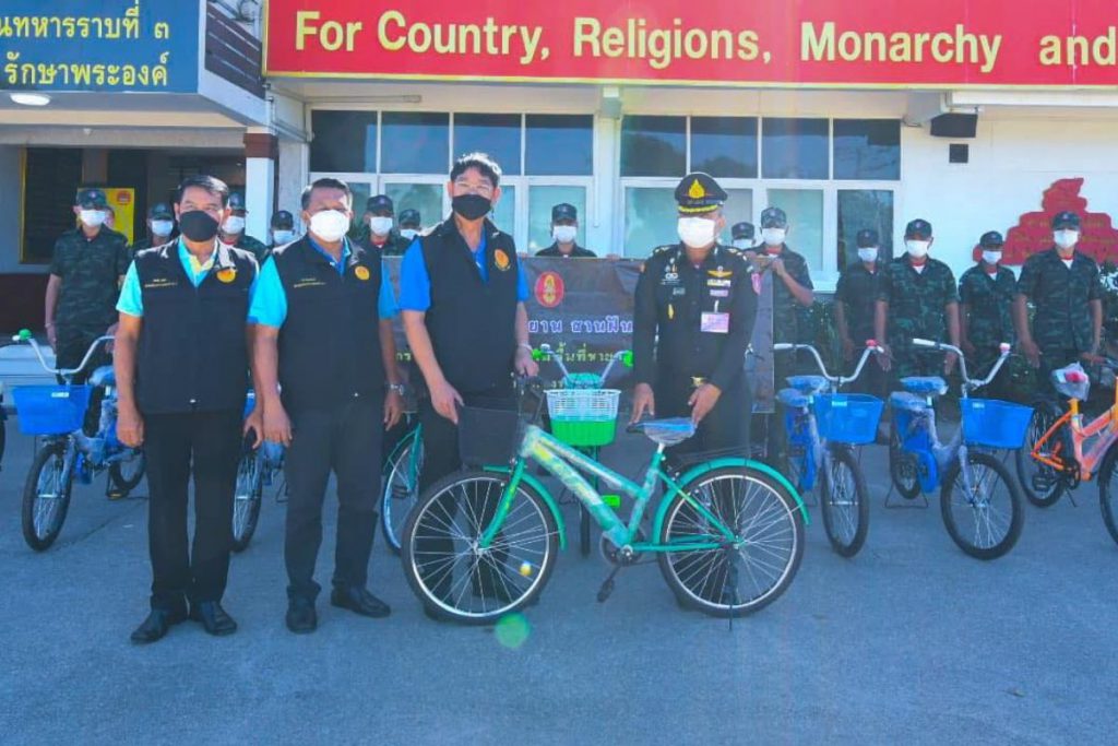 “ส.ส.สุรศักดิ์” มอบจักรยาน 10 คัน ให้กองทัพบก สานฝันนักเรียนชายแดน