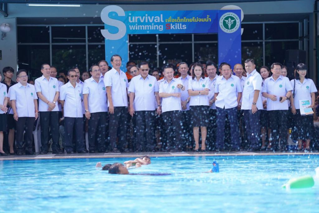 “สันติ” รมช.สธ. คิกออฟ รณรงค์เพิ่มทักษะเด็กไทยว่ายน้ำ หนุนสร้างทีมผู้ก่อการดีครบคลุมทุกตำบลปกป้องเด็กเอาชีวิตรอด