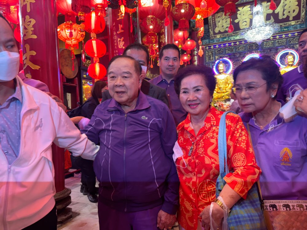 “พล.อ.ประวิตร” นำทีม พปชร.พร้อมใจใส่สีม่วงเทิดทูนสถาบัน สักการะสิ่งศักดิ์สิทธิ์วัดเล่งเน่ยยี่ ขอพรตรุษจีนรับปีมังกรทอง